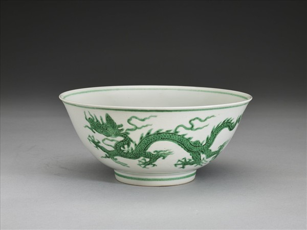 綠彩劃花龍紋碗