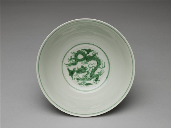綠彩劃花龍紋碗
