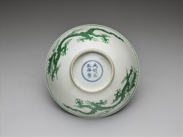 綠彩劃花龍紋碗