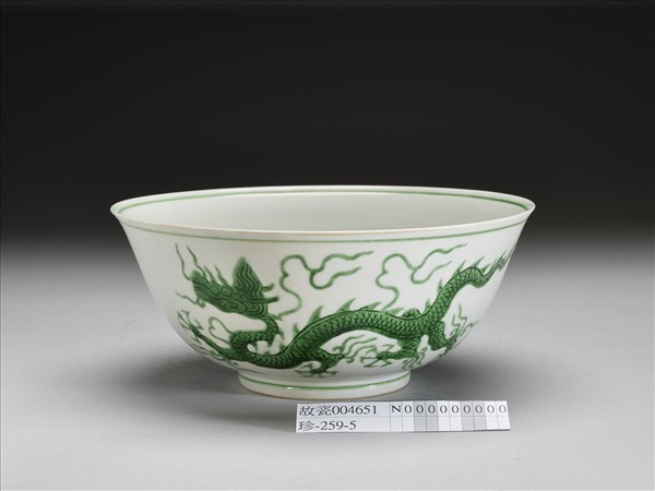 白瓷綠彩雲龍紋碗