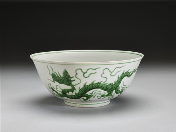 白瓷綠彩雲龍紋碗
