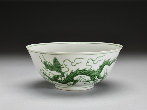 白瓷綠彩雲龍紋碗