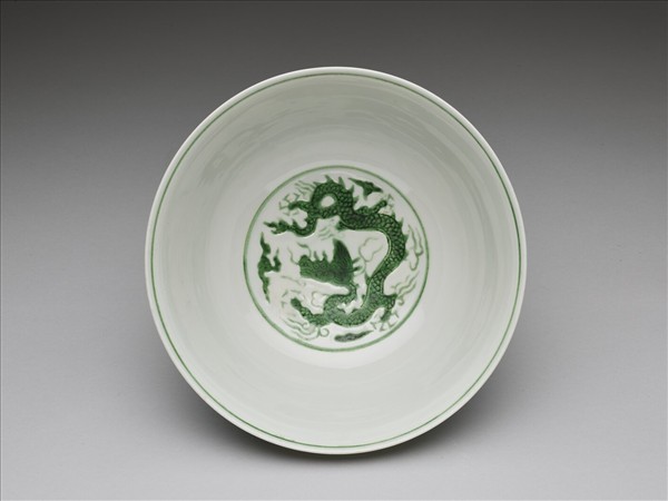 白瓷綠彩雲龍紋碗