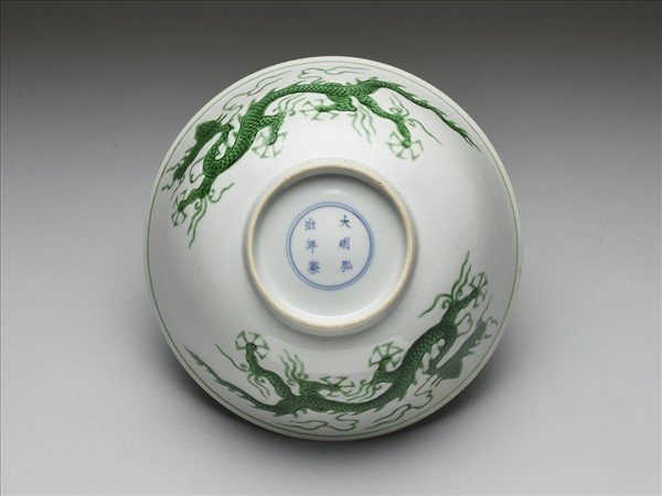 白瓷綠彩雲龍紋碗
