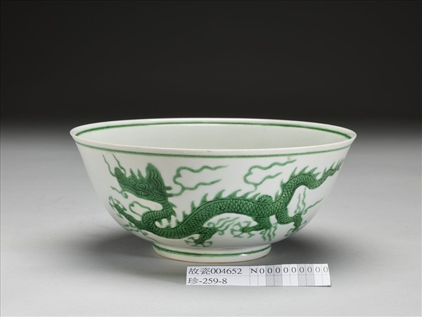 白瓷綠彩雲龍紋碗