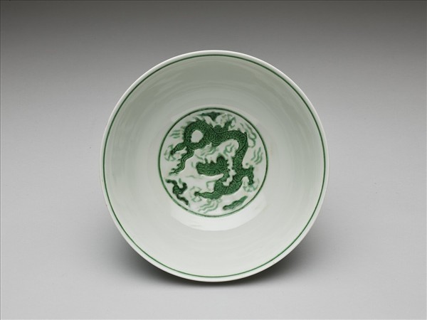 白瓷綠彩雲龍紋碗