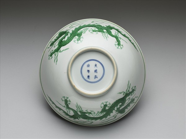 白瓷綠彩雲龍紋碗