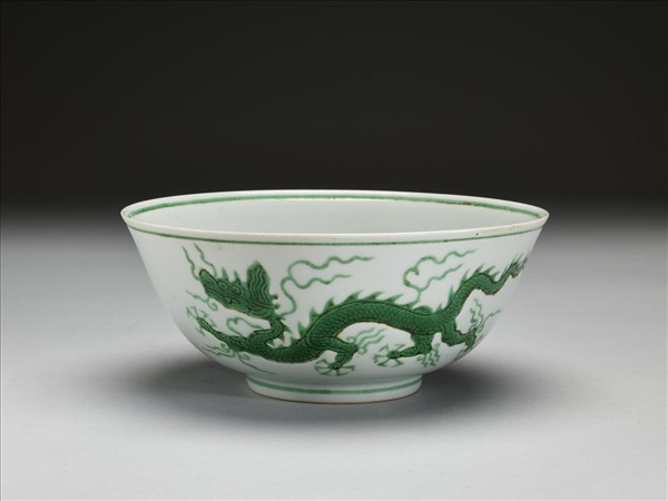 白瓷綠彩雲龍紋碗