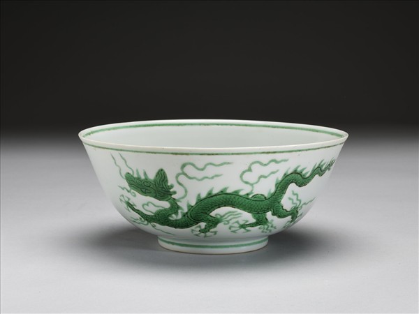 白瓷綠彩雲龍紋碗