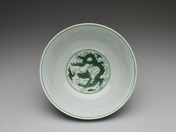 白瓷綠彩雲龍紋碗