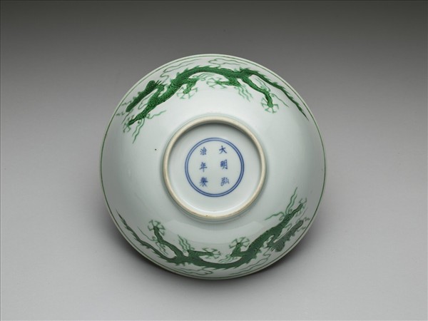 白瓷綠彩雲龍紋碗