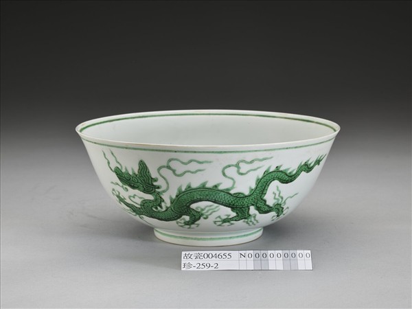 白瓷綠彩雲龍紋碗