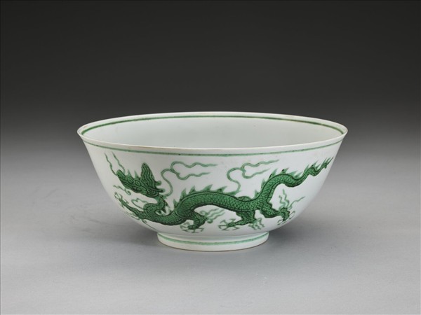 白瓷綠彩雲龍紋碗