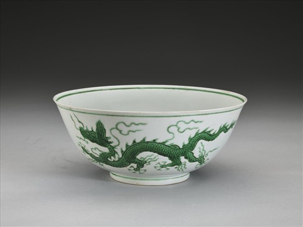 白瓷綠彩雲龍紋碗