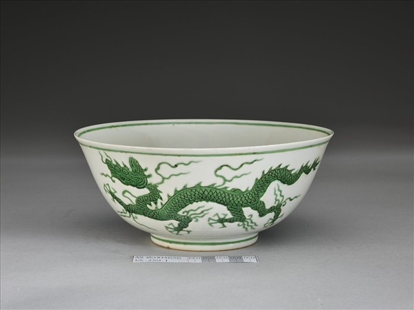 白瓷綠彩雲龍紋碗