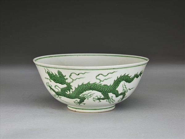 白瓷綠彩雲龍紋碗