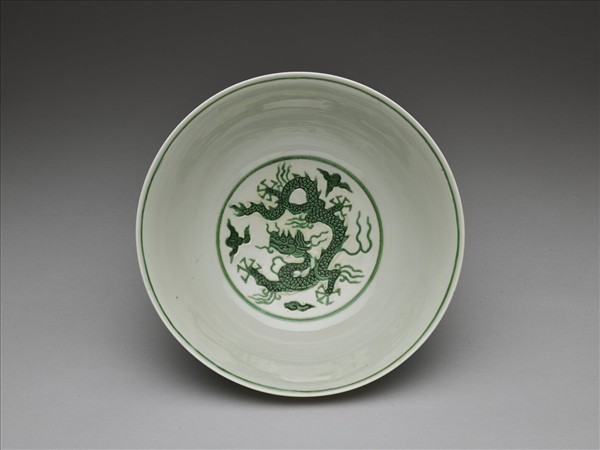 白瓷綠彩雲龍紋碗