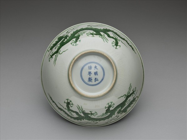 白瓷綠彩雲龍紋碗