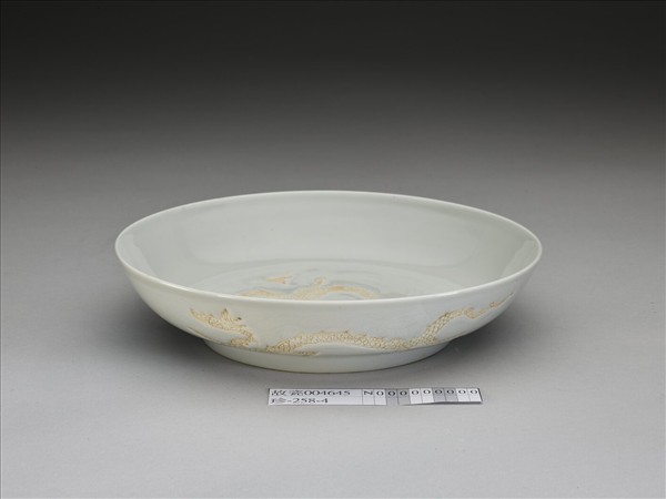 白瓷劃花龍紋盤