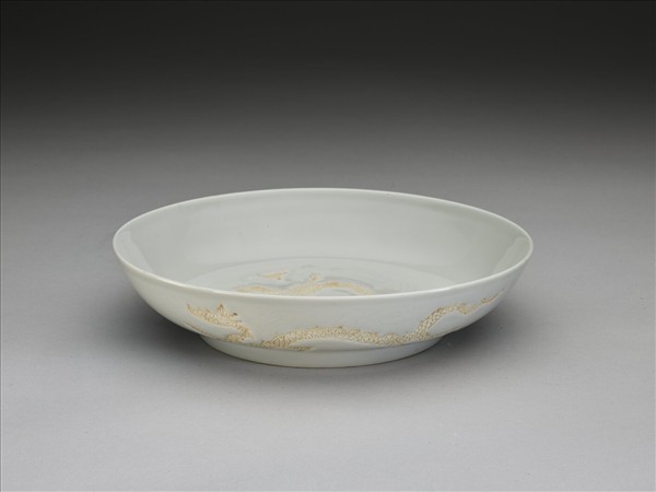 白瓷劃花龍紋盤