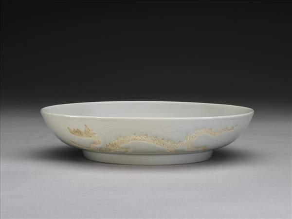 白瓷劃花龍紋盤