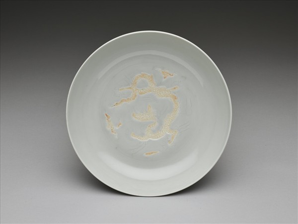 白瓷劃花龍紋盤