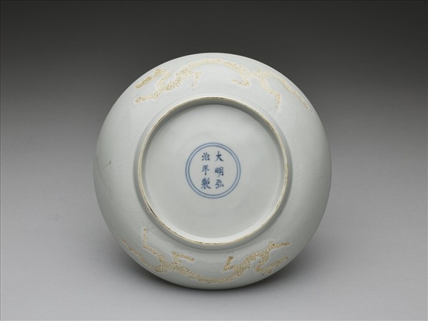 白瓷劃花龍紋盤