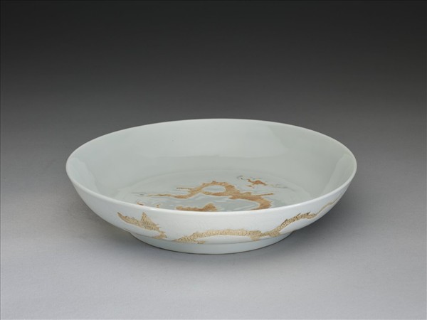 白瓷劃花龍紋盤