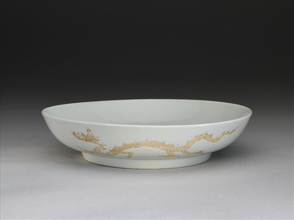 白瓷劃花龍紋盤