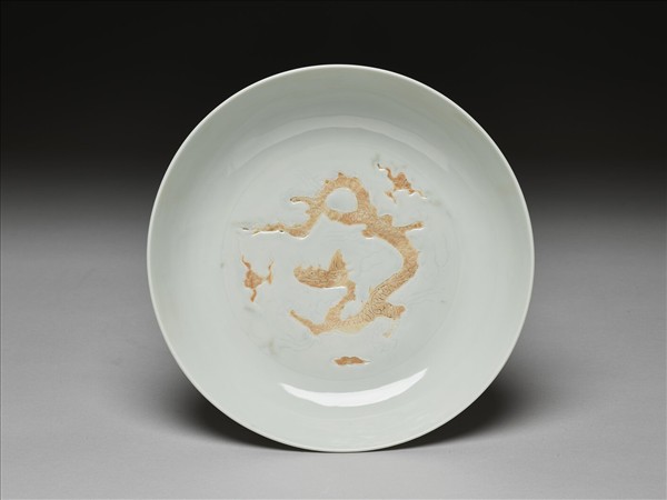 白瓷劃花龍紋盤