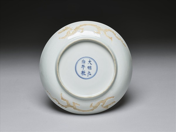 白瓷劃花龍紋盤