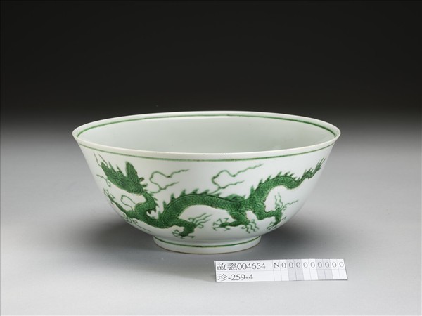白瓷綠彩雲龍紋碗