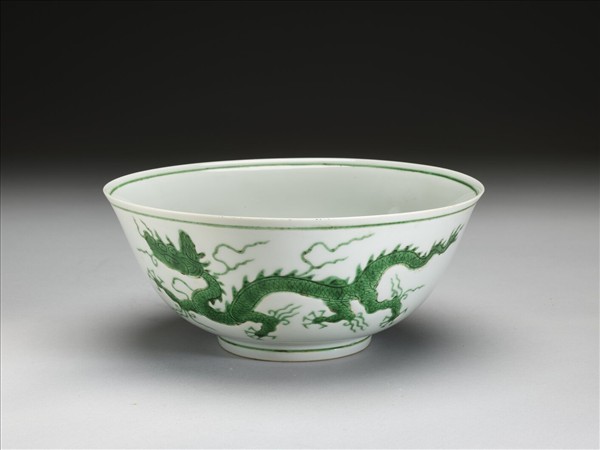 白瓷綠彩雲龍紋碗