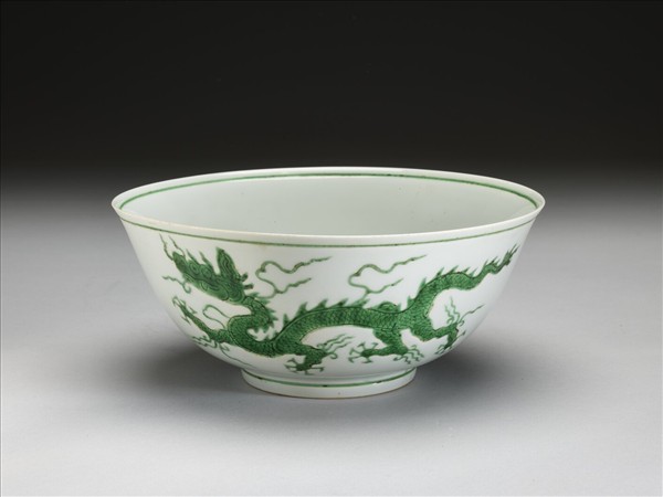 白瓷綠彩雲龍紋碗