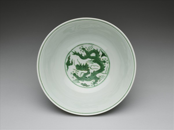 白瓷綠彩雲龍紋碗