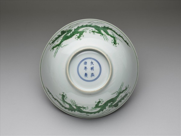 白瓷綠彩雲龍紋碗