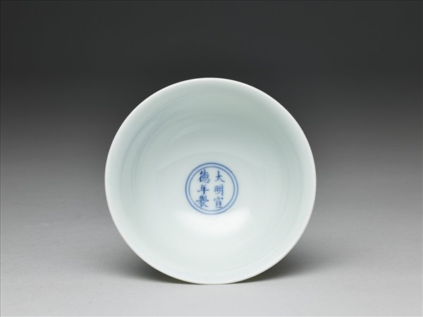 釉裡紅三魚紋高足杯