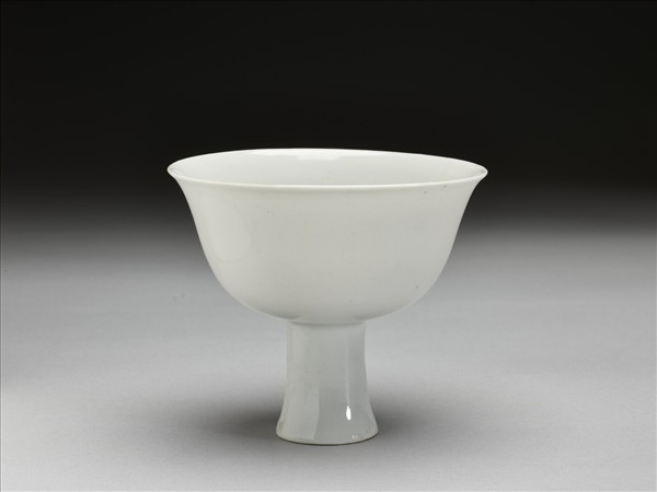 甜白釉暗花雙龍紋高足碗