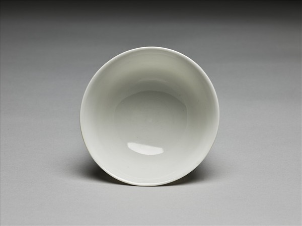 甜白釉暗花雙龍紋高足碗