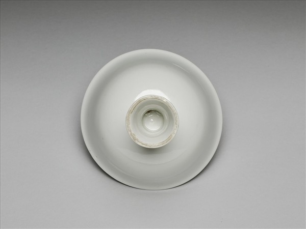 甜白釉暗花雙龍紋高足碗