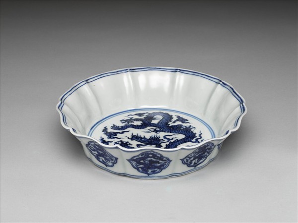 青花雲龍紋葵式洗
