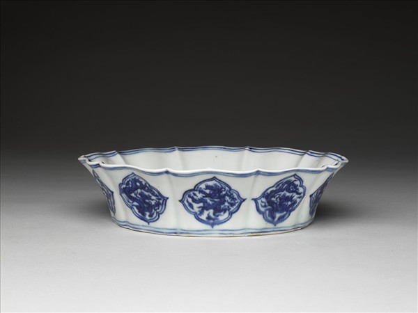 青花雲龍紋葵式洗