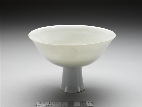 白瓷劃花龍紋高足碗