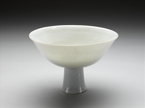 白瓷劃花龍紋高足碗