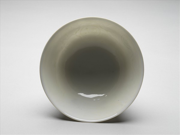 白瓷劃花龍紋高足碗