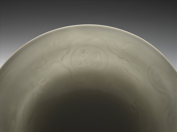 白瓷劃花龍紋高足碗