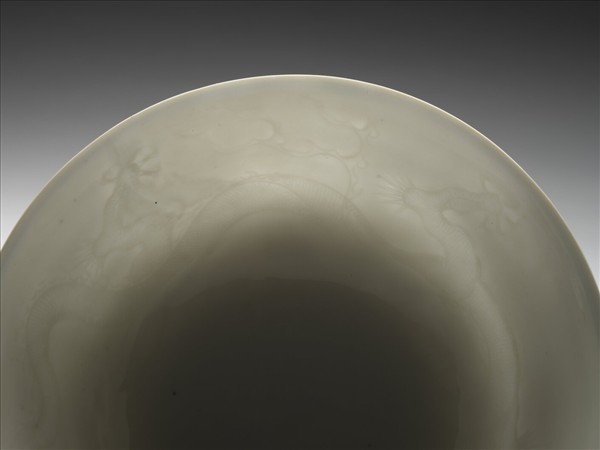 白瓷劃花龍紋高足碗