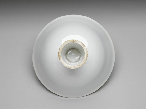 白瓷劃花龍紋高足碗