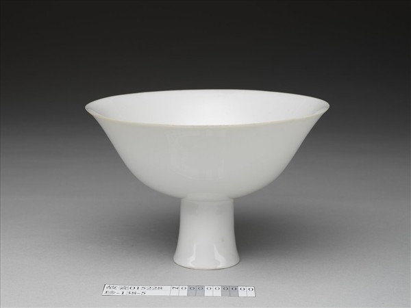 白瓷劃花龍紋高足碗