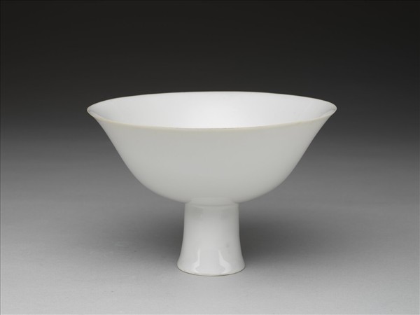 白瓷劃花龍紋高足碗